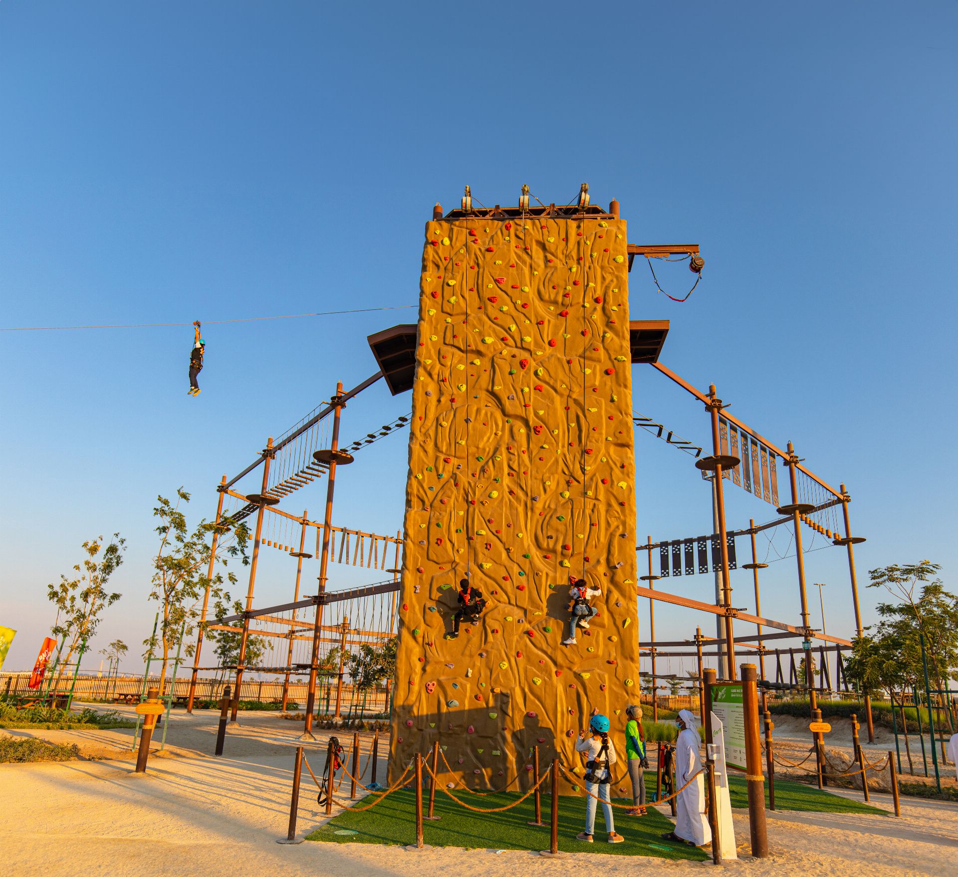 Açık alanda tırmanma duvarı ve parkur sistemi